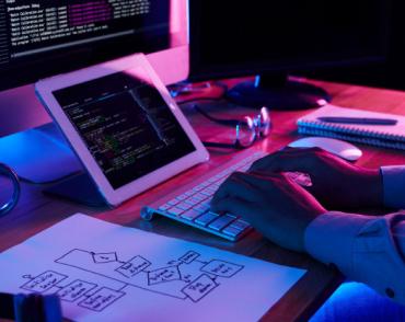 Программист работает